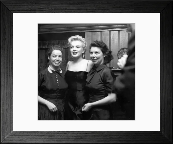 Framed Print : Marilyn At Home With Guests
