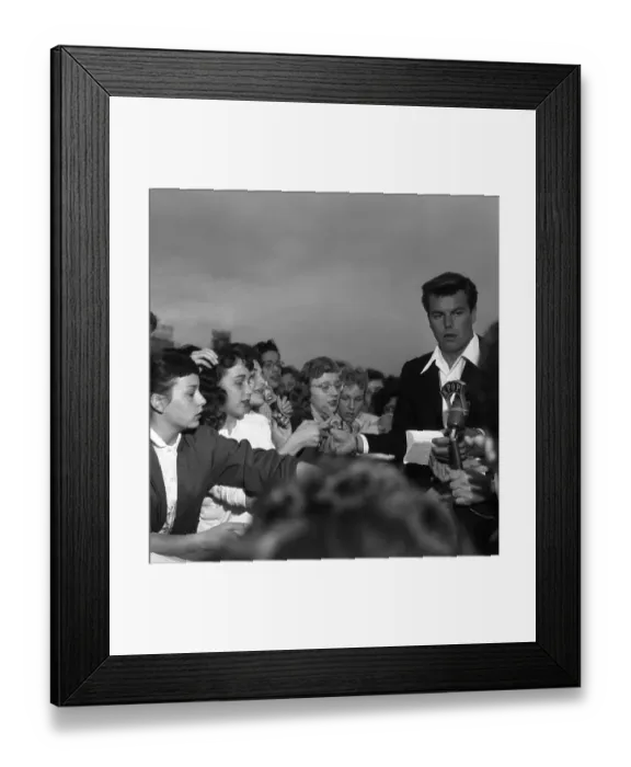 Framed Print : Robert Wagner With Fans Framed Print : Robert Wagner With Fans
