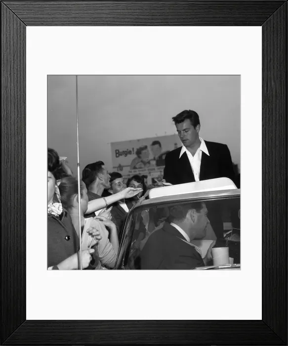 Framed Print : Robert Wagner With Fans Framed Print : Robert Wagner With Fans