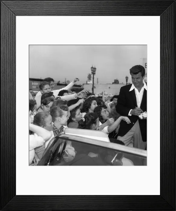 Framed Print : Robert Wagner With Fans Framed Print : Robert Wagner With Fans