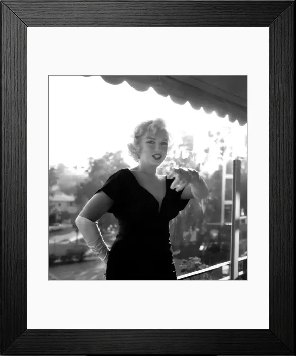 Framed Print : Marilyn Monroe At The Beverly Hills Hotel Framed Print : Marilyn Monroe At The Beverly Hills Hotel