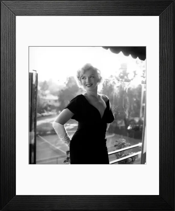 Framed Print : Marilyn Monroe At The Beverly Hills Hotel Framed Print : Marilyn Monroe At The Beverly Hills Hotel