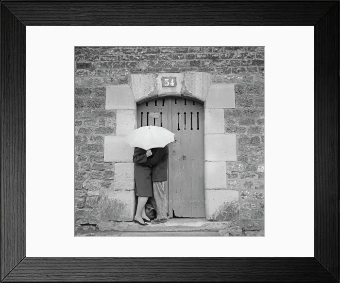 Framed Print : Parisian Lovers Framed Print : Parisian Lovers