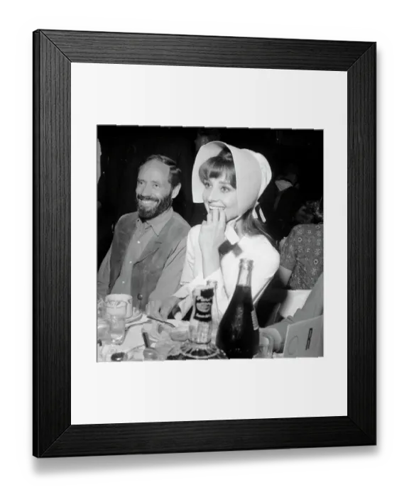 Framed Print : Photo of Audrey Hepburn Framed Print : Photo of Audrey Hepburn