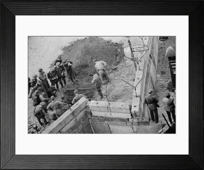 Framed Print : Berlin Wall Framed Print : Berlin Wall