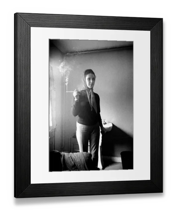 Framed Print : Liz Taylor Portrait Session In Blonde Wig Framed Print : Liz Taylor Portrait Session In Blonde Wig