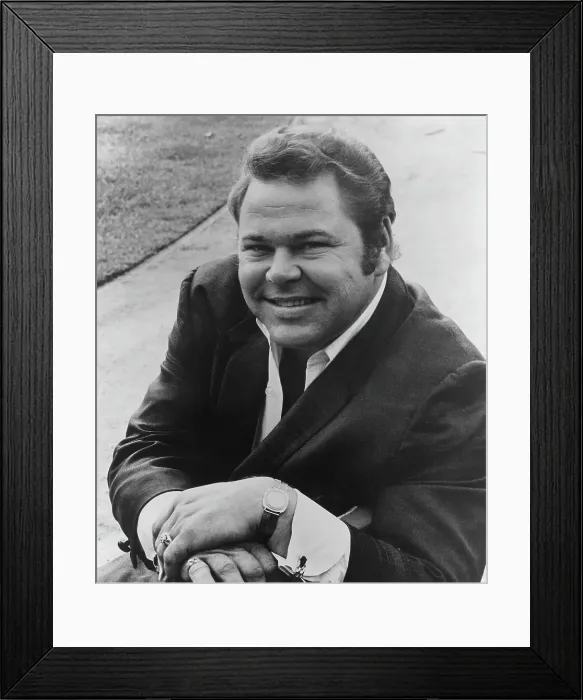 Framed Print : Roy Clark. CIRCA 1967: Country artist Roy Clark poses for a portrait circa 1967