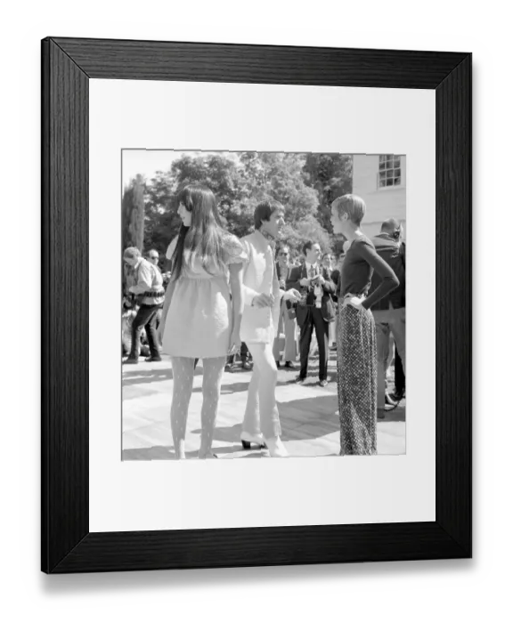 Framed Print : Twiggy. BEVERLY HILLS, CA - MAY 15: Twiggy is the guest of honor at a party Framed Print : Twiggy. BEVERLY HILLS, CA - MAY 15: Twiggy is the guest of honor at a party