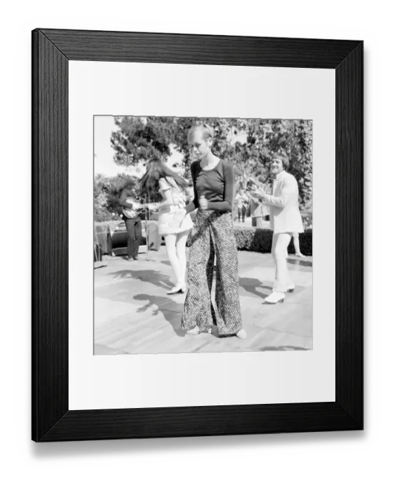 Framed Print : Twiggy In Beverly Hills Framed Print : Twiggy In Beverly Hills