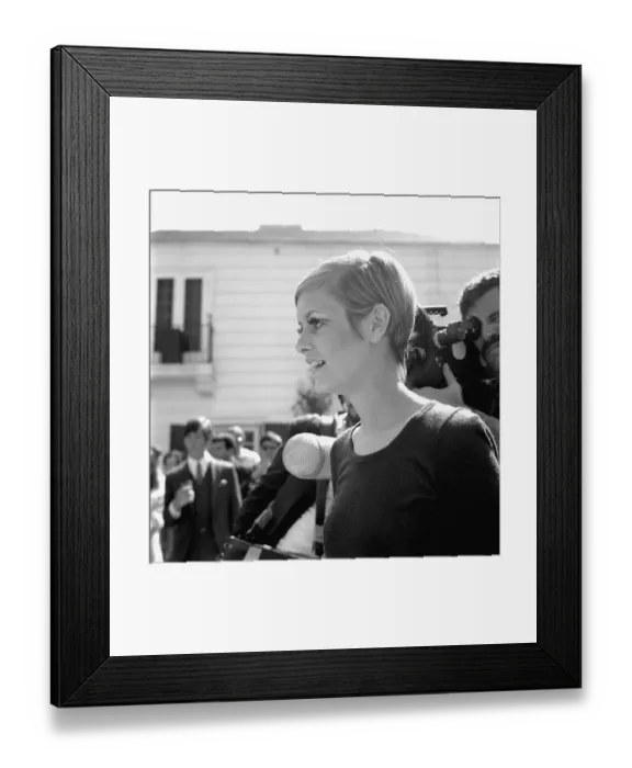 Framed Print : Twiggy In Beverly Hills Framed Print : Twiggy In Beverly Hills