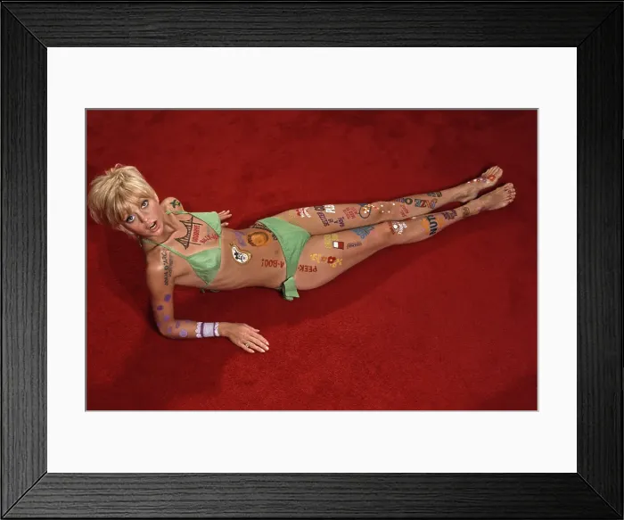 Framed Print : Goldie Hawn in Rowan & Martin's Laugh-In Framed Print : Goldie Hawn in Rowan & Martin's Laugh-In