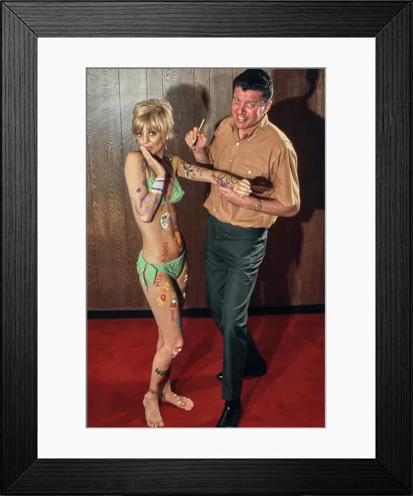 Framed Print : Goldie Hawn in Rowan & Martin's Laugh-In Framed Print : Goldie Hawn in Rowan & Martin's Laugh-In