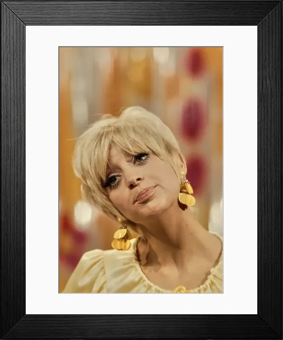 Framed Print : Goldie Hawn in Rowan & Martin's Laugh-In Framed Print : Goldie Hawn in Rowan & Martin's Laugh-In