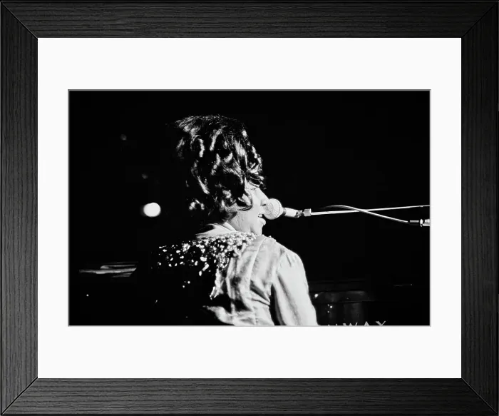 Framed Print : Aretha Franklin with The Sweet Inspirations, Live at The Philharmonic Hall
