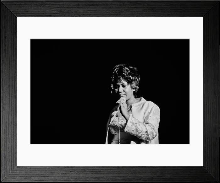 Framed Print : Aretha Franklin with The Sweet Inspirations, Live at The Philharmonic Hall