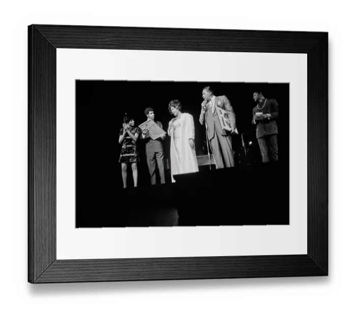 Framed Print : Aretha Franklin with The Sweet Inspirations, Live at The Philharmonic Hall Framed Print : Aretha Franklin with The Sweet Inspirations, Live at The Philharmonic Hall