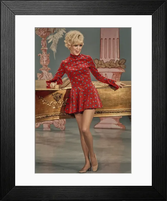 Framed Print : Goldie Hawn in Rowan & Martin's Laugh-In Framed Print : Goldie Hawn in Rowan & Martin's Laugh-In