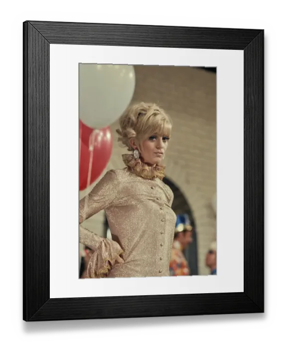 Framed Print : Goldie Hawn in Rowan & Martin's Laugh-In Framed Print : Goldie Hawn in Rowan & Martin's Laugh-In