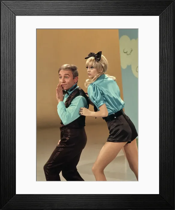 Framed Print : Goldie Hawn in Rowan & Martin's Laugh-In Framed Print : Goldie Hawn in Rowan & Martin's Laugh-In