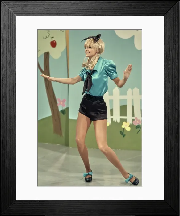 Framed Print : Goldie Hawn in Rowan & Martin's Laugh-In Framed Print : Goldie Hawn in Rowan & Martin's Laugh-In