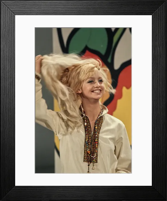 Framed Print : Goldie Hawn in Rowan & Martin's Laugh-In