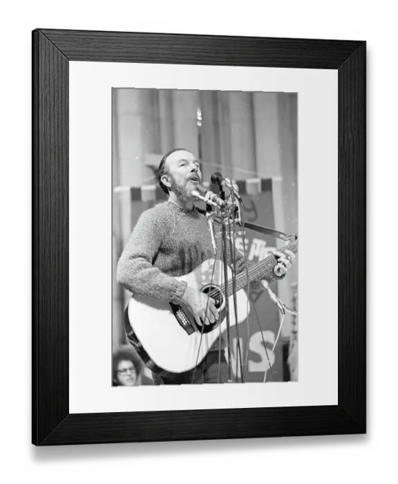 Framed Print : Photo of Pete Seeger Framed Print : Photo of Pete Seeger