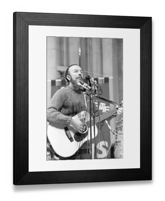 Framed Print : Photo of Pete Seeger Framed Print : Photo of Pete Seeger