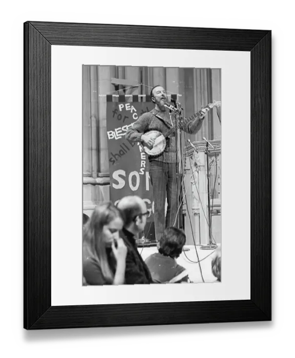 Framed Print : Photo of Pete Seeger Framed Print : Photo of Pete Seeger
