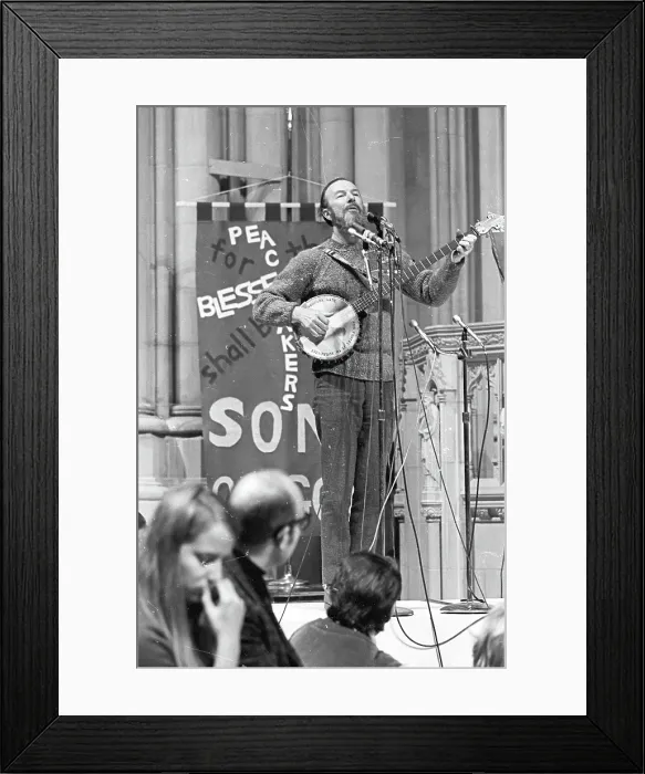 Framed Print : Photo of Pete Seeger Framed Print : Photo of Pete Seeger