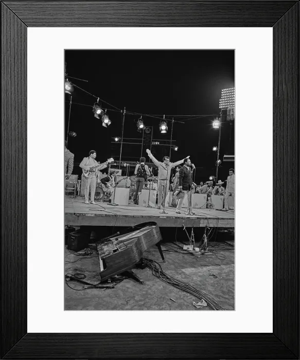 Framed Print : The Isley Brothers Play Yankee Stadium Framed Print : The Isley Brothers Play Yankee Stadium