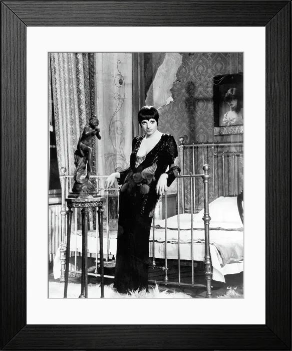 Framed Print : Photo of Liza Minnelli in Cabaret Framed Print : Photo of Liza Minnelli in Cabaret