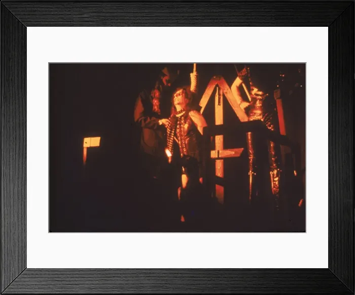 Framed Print : Alice Cooper with his head in a noose Framed Print : Alice Cooper with his head in a noose