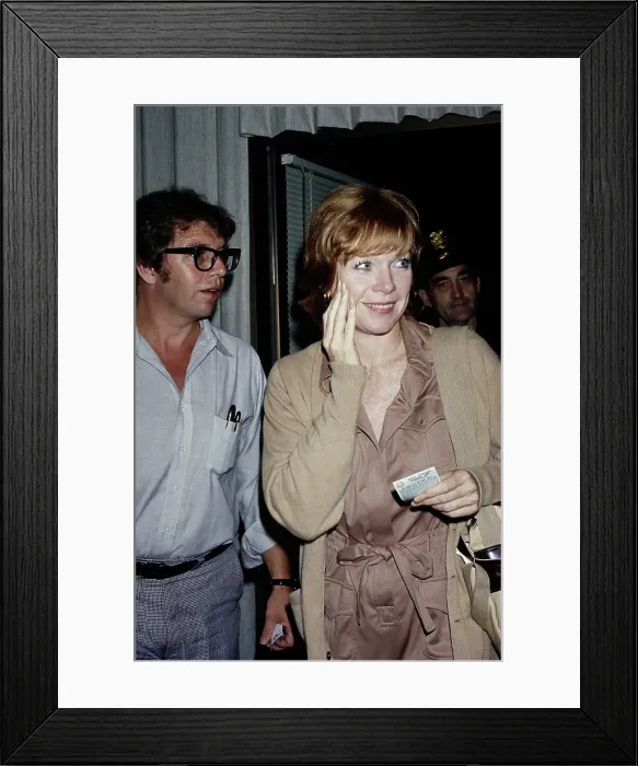Framed Print : Pete Hamill & Shirley MacLaine Framed Print : Pete Hamill & Shirley MacLaine