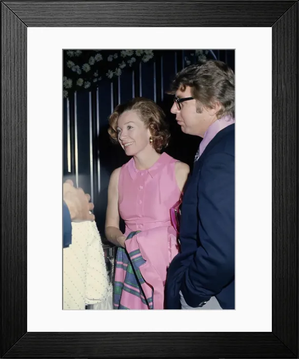 Framed Print : Shirley MacLaine & Pete Hamill Framed Print : Shirley MacLaine & Pete Hamill