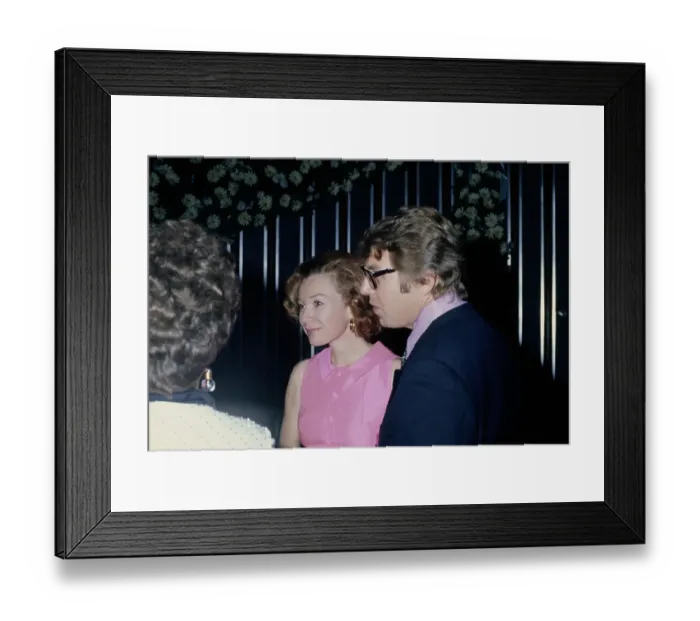 Framed Print : Shirley MacLaine & Pete Hamill Framed Print : Shirley MacLaine & Pete Hamill