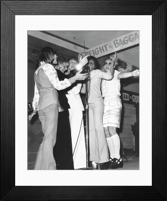 Framed Print : Elton Singing With 4 Women Framed Print : Elton Singing With 4 Women