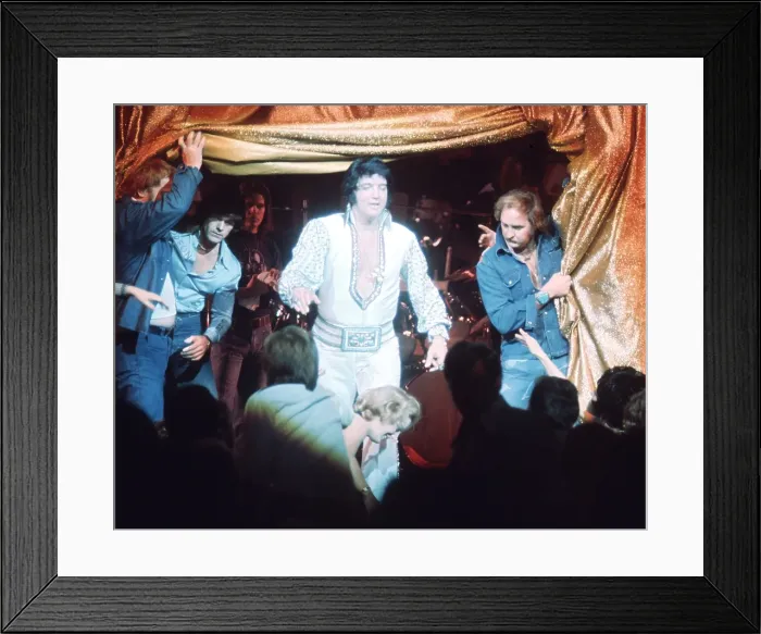 Framed Print : Elvis Presley in concert in Las Vegas Framed Print : Elvis Presley in concert in Las Vegas