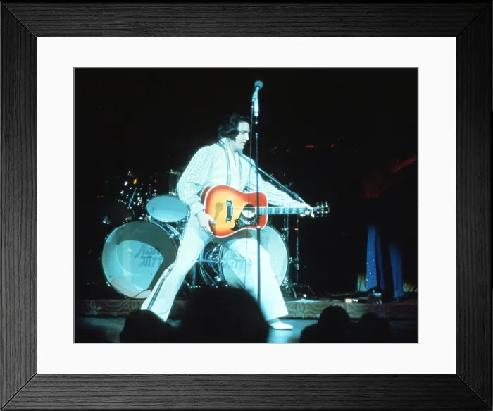 Framed Print : Elvis Presley in concert in Las Vegas Framed Print : Elvis Presley in concert in Las Vegas