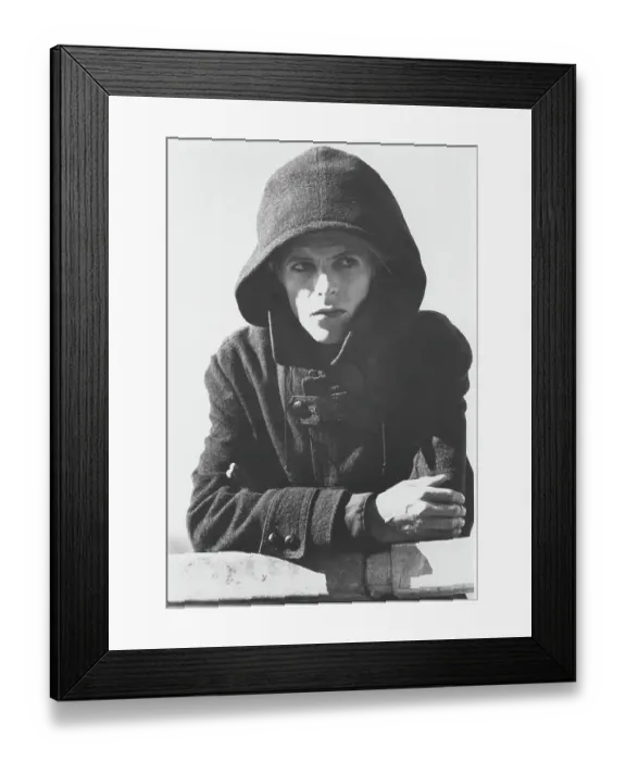 Framed Print : The Man Who Fell To Earth Film Still