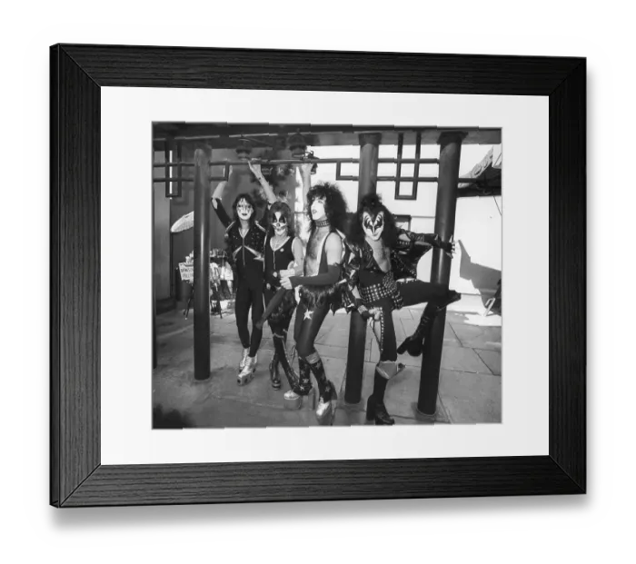 Framed Print : Kiss At Grauman's Cninese Theatre Framed Print : Kiss At Grauman's Cninese Theatre