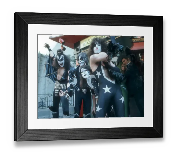 Framed Print : Kiss At Grauman's Cninese Theatre Framed Print : Kiss At Grauman's Cninese Theatre