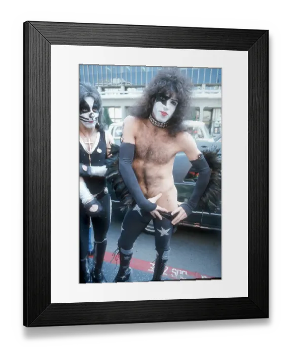 Framed Print : Kiss At Grauman's Cninese Theatre Framed Print : Kiss At Grauman's Cninese Theatre