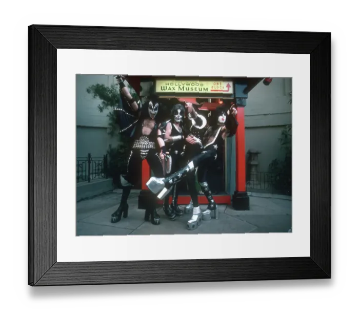 Framed Print : Kiss At Grauman's Cninese Theatre Framed Print : Kiss At Grauman's Cninese Theatre