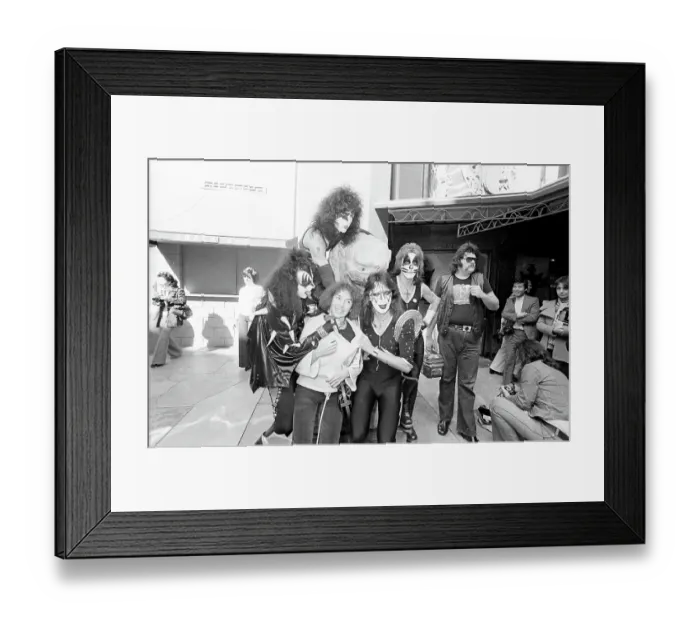 Framed Print : Kiss At Grauman's Cninese Theatre Framed Print : Kiss At Grauman's Cninese Theatre