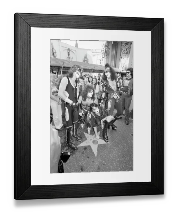 Framed Print : Kiss At Grauman's Cninese Theatre Framed Print : Kiss At Grauman's Cninese Theatre