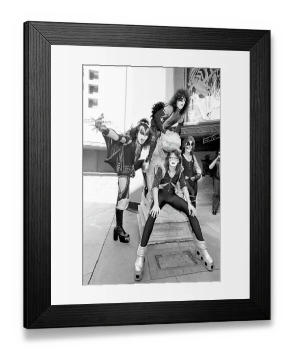 Framed Print : Kiss At Grauman's Cninese Theatre Framed Print : Kiss At Grauman's Cninese Theatre