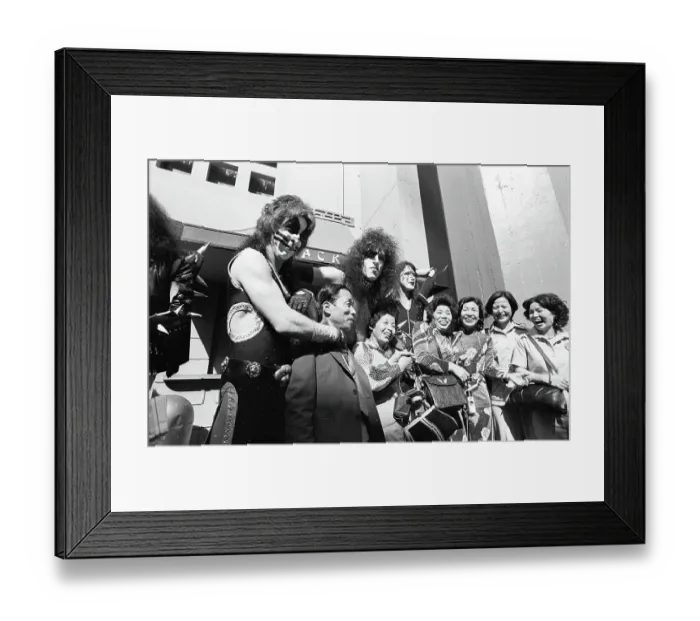 Framed Print : Kiss At Grauman's Cninese Theatre Framed Print : Kiss At Grauman's Cninese Theatre