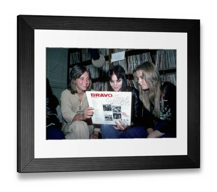 Framed Print : Pop singer Suzi Quatro (left) with guitarist Joan Jett (center) Framed Print : Pop singer Suzi Quatro (left) with guitarist Joan Jett (center)