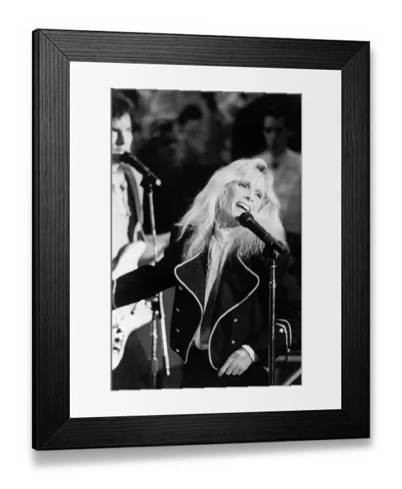 Framed Print : Kim Carnes Performs On Stage Framed Print : Kim Carnes Performs On Stage