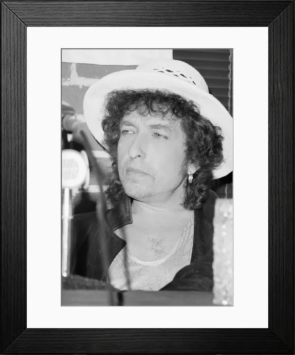 Framed Print : Bob Dylan Wearing A White Hat Framed Print : Bob Dylan Wearing A White Hat